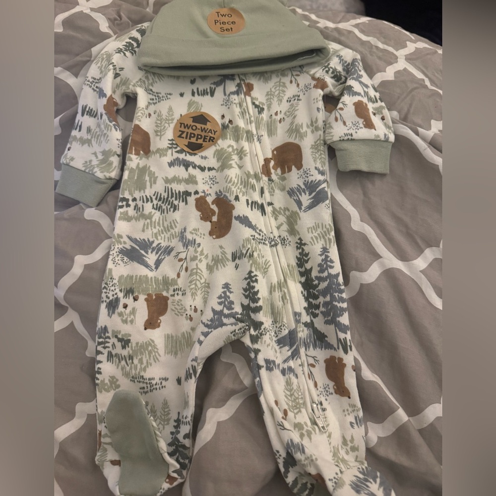 (Brand new, with tags) Newborn onesie with bear and nature pattern, w/ hat